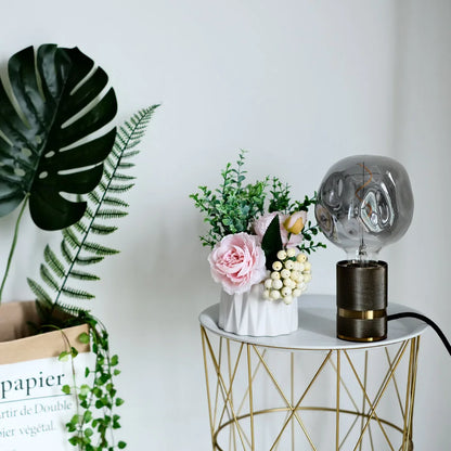 Ampoule LED Edison vintage grise sur une table d'appoint 