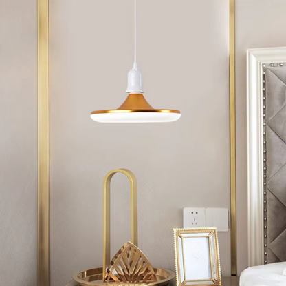 Ampoule LED Plate suspendue à côté dun lit 