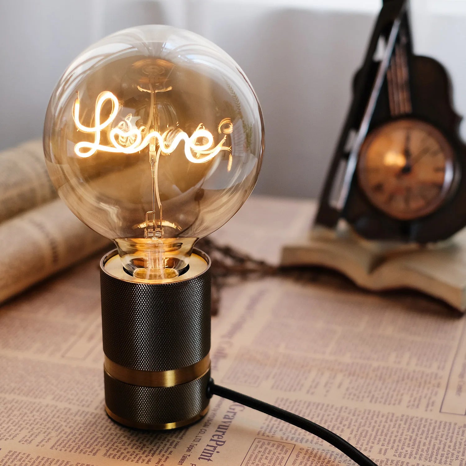 Ampoule LED love sur support 