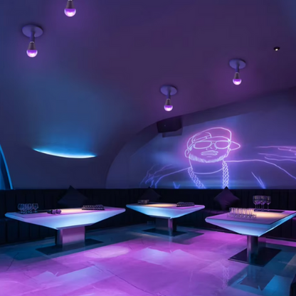 Ampoule LED violette dans une salle de jeu 