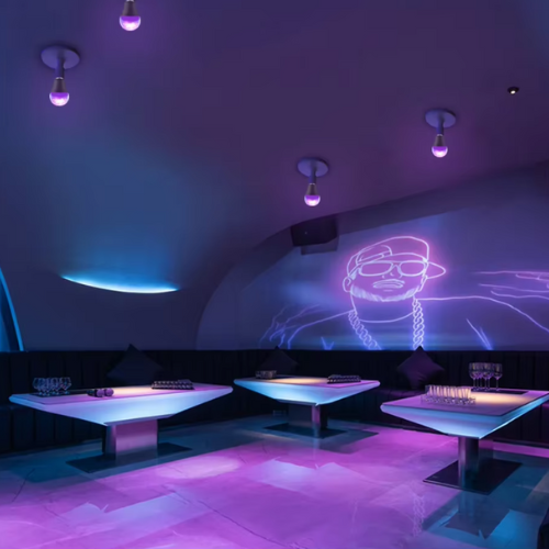 Ampoule LED violette dans une salle de jeu 