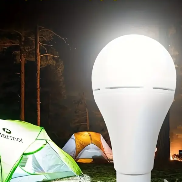 Ampoule rechargeable à côté des tentes de camping 
