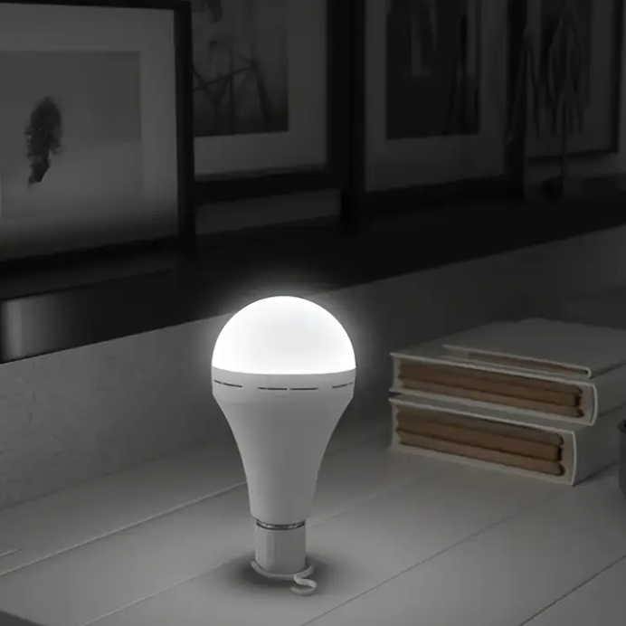 Ampoule rechargeable allumé dans une chambre 