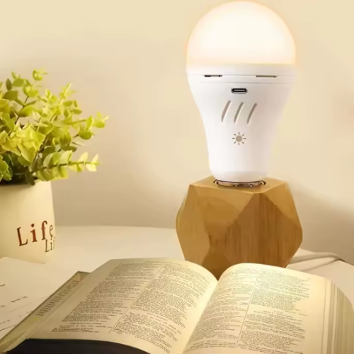 Ampoule rechargeable USB sur une lampe de chevet à côté d'un livre 