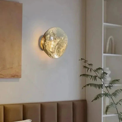 Applique murale à surface 
dynamique dorée dans un salon 