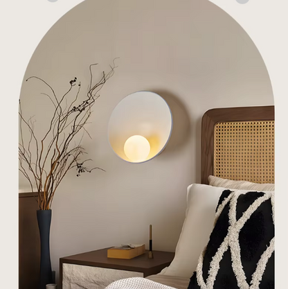 Applique murale coquillage un lit beige et table de chevet 