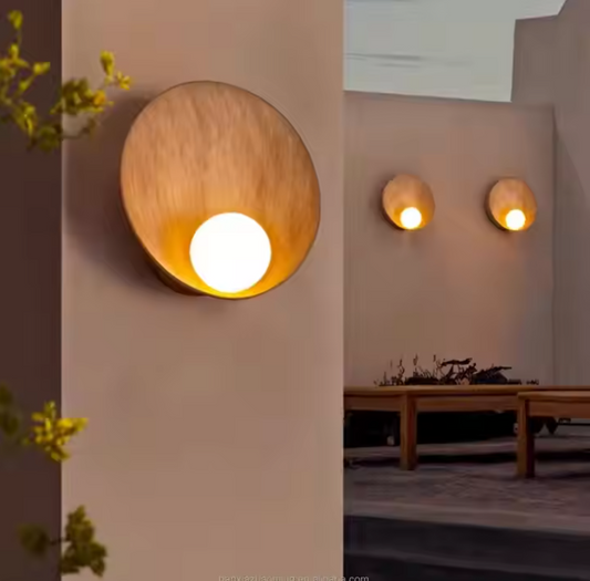 Applique murale design coquillage allumé sur terrasse 