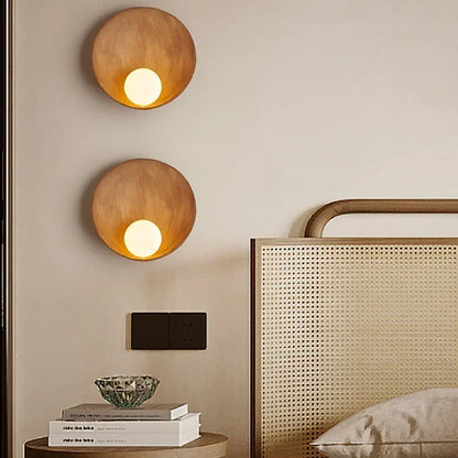 Applique murale design coquillage allumé table de chevet et lit beige 