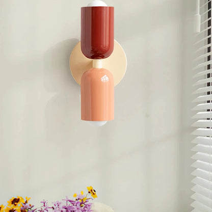 Applique murale design scandinave devant une fenêtre  