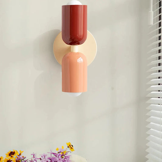 Applique murale design scandinave devant une fenêtre  