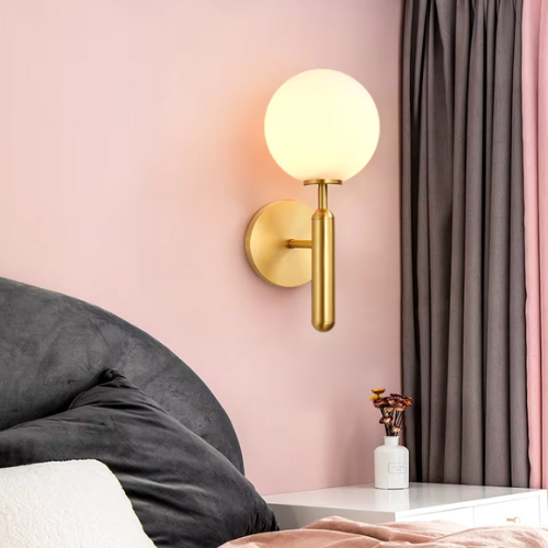 Applique murale dorée en métal dans une chambre 