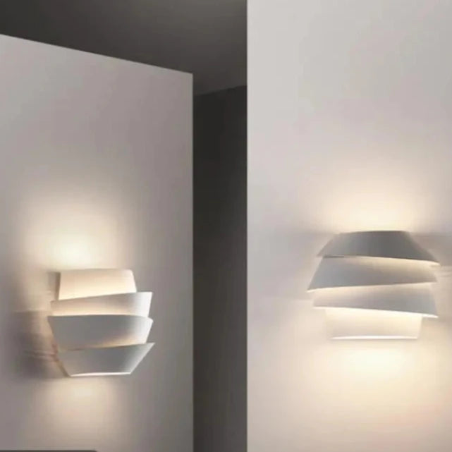Applique murale double points lumineux allumé dans un couloir 