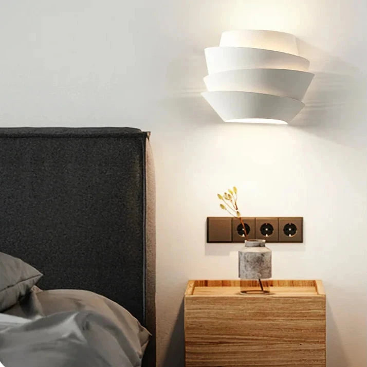 Applique murale double points lumineux tale de chevet marron et lit 