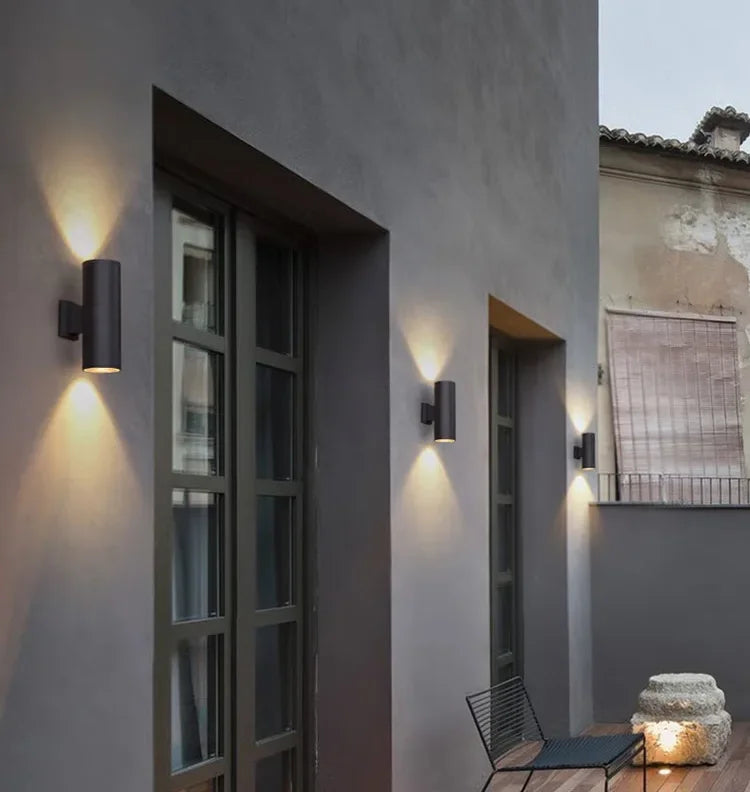 Applique murale extérieur double faisceaux sur terrasse 