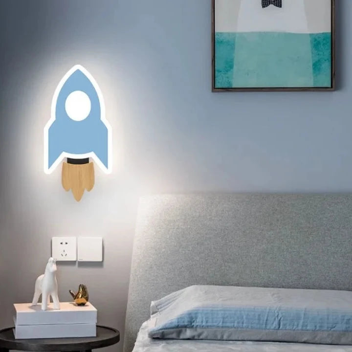Applique murale led fusée allumée et lit à coté  