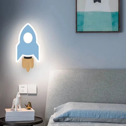 Applique murale led fusée allumée et lit à coté  