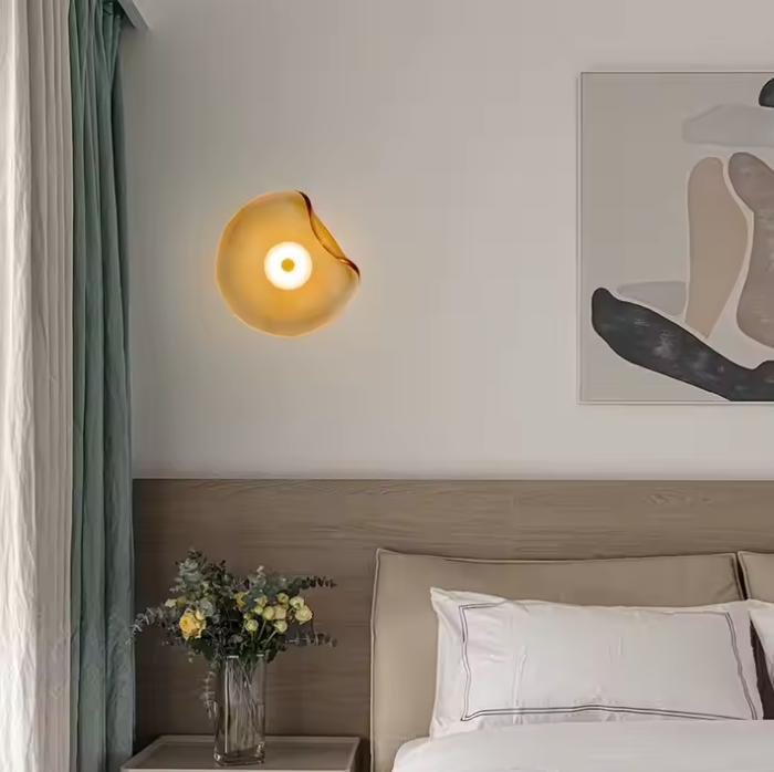 Applique murale led minimaliste allumée table de chevet et un lit 