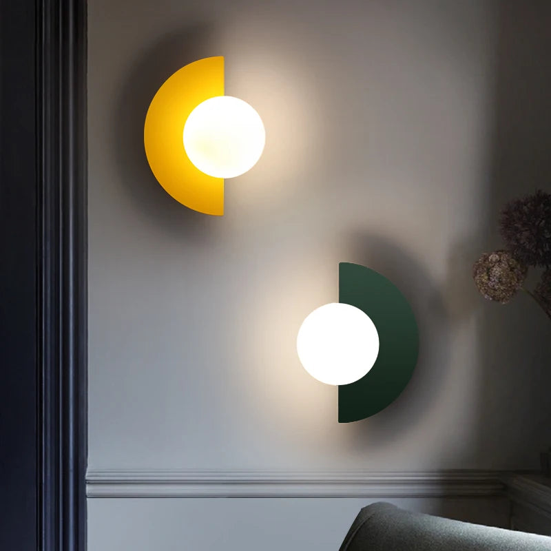 Applique murale led nordique demi-lune jaune et verte dans un salon 