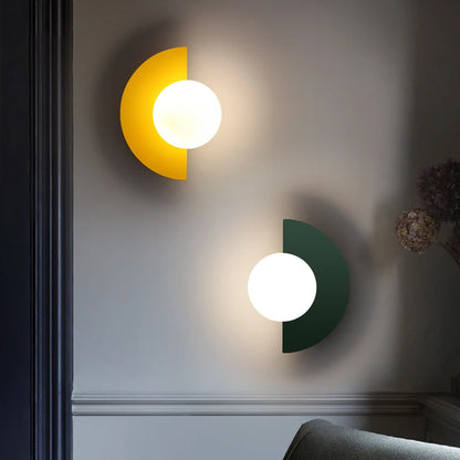 Applique murale led nordique demi-lune jaune et verte dans un salon 