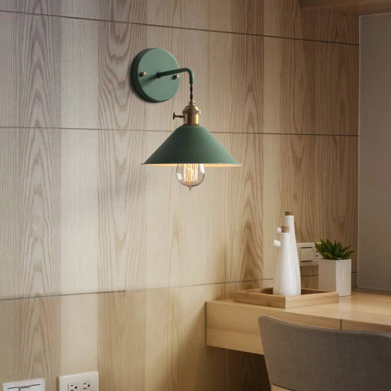Applique murale rétro colorée dans  une salle de bain 