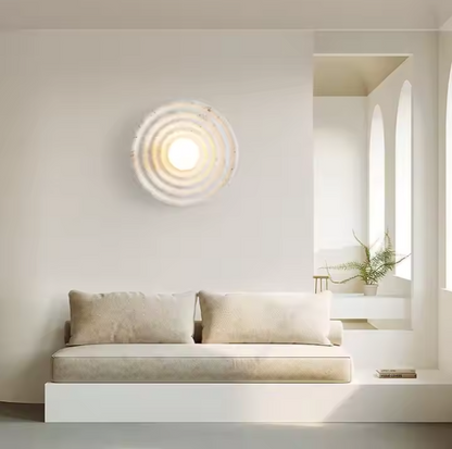  Applique murale ronde et sofa blanc 