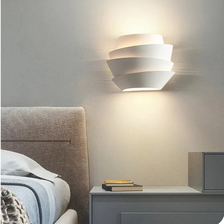 Applique murale scandinave double points lumineux lit blanc et table de chevet 