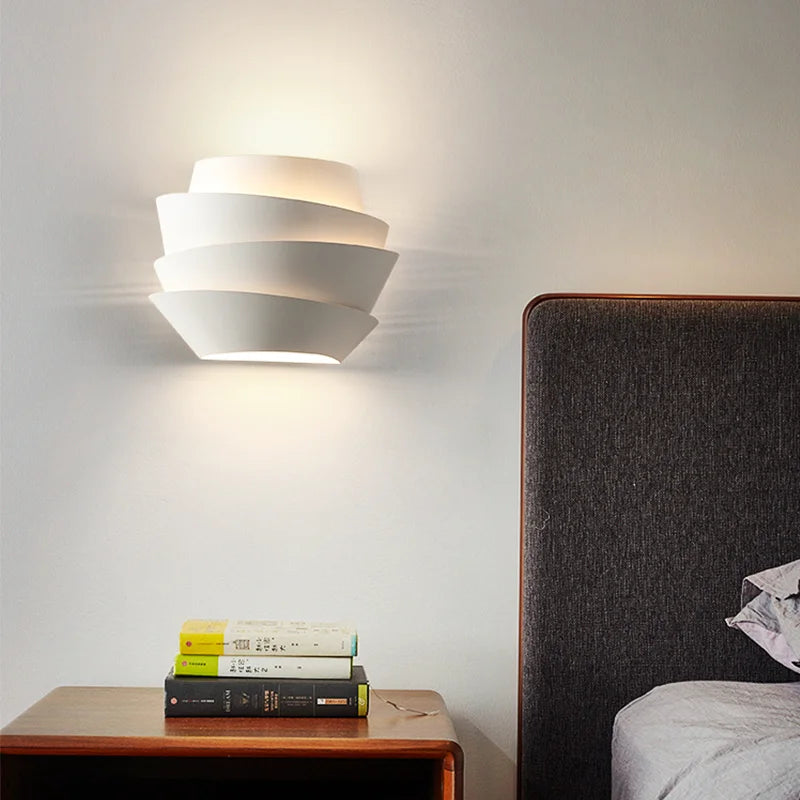 Applique murale scandinave double points lumineux lit gris et table de chevet 