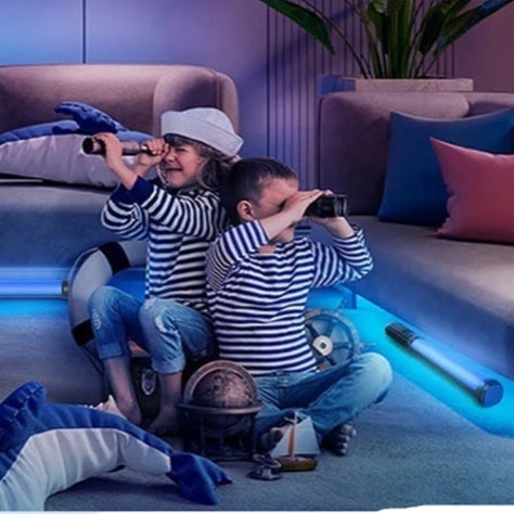 Des enfants jouent avec lampe led tube éclairage coloré 