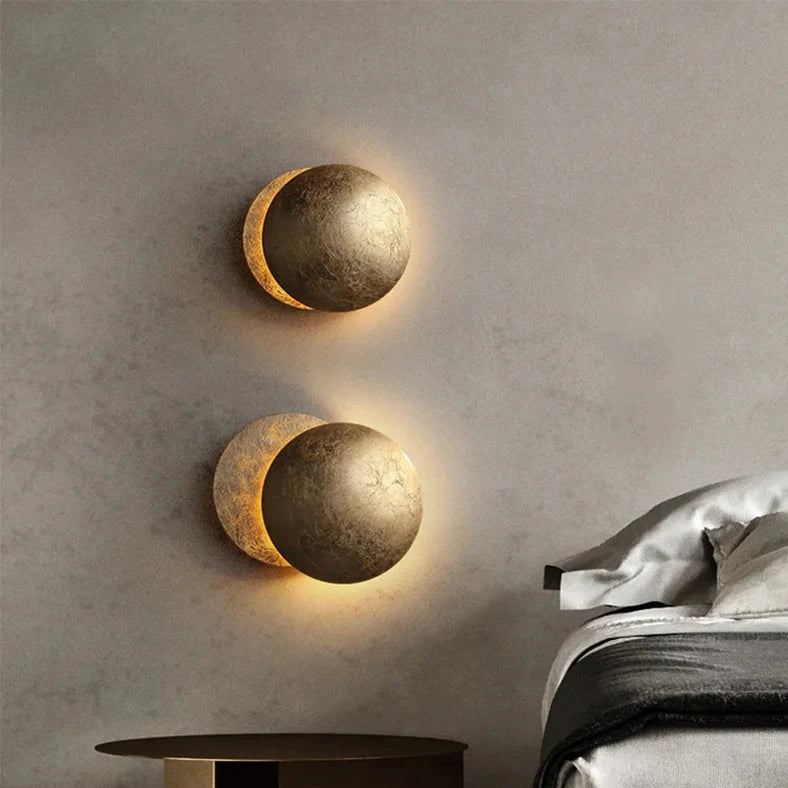 Deux appliques murales pour salon allumé table de chevet et lit  