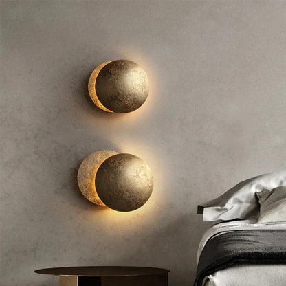 Deux appliques murales pour salon allumé table de chevet et lit  