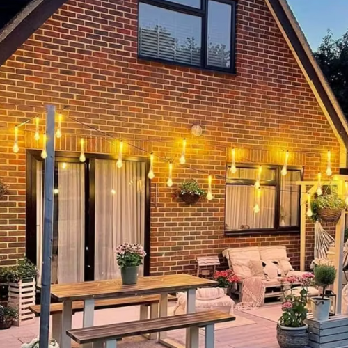 Façade décoré par guirlande lumineuse extérieur en forme de goutte  