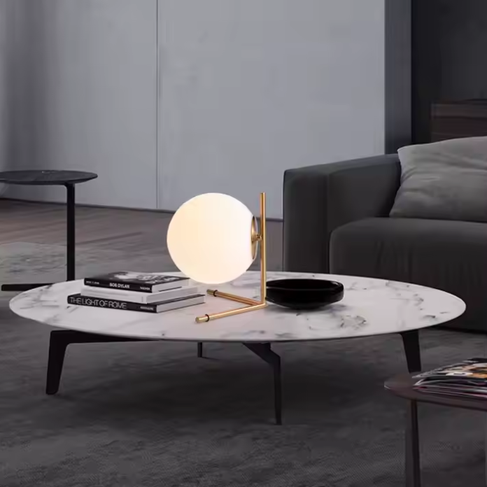 Fauteuil gris et lampe de chevet minimaliste nordique sur table basse 