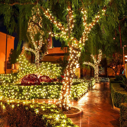 Guirlande lumineuse extérieur féerique allumé dans un grand jardin 