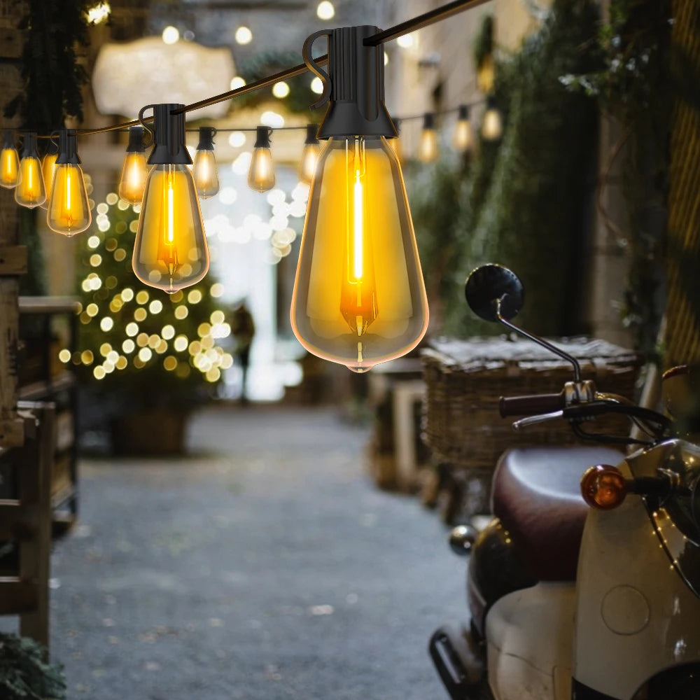 Guirlande extérieur lumineuse allumée dans un cartier 