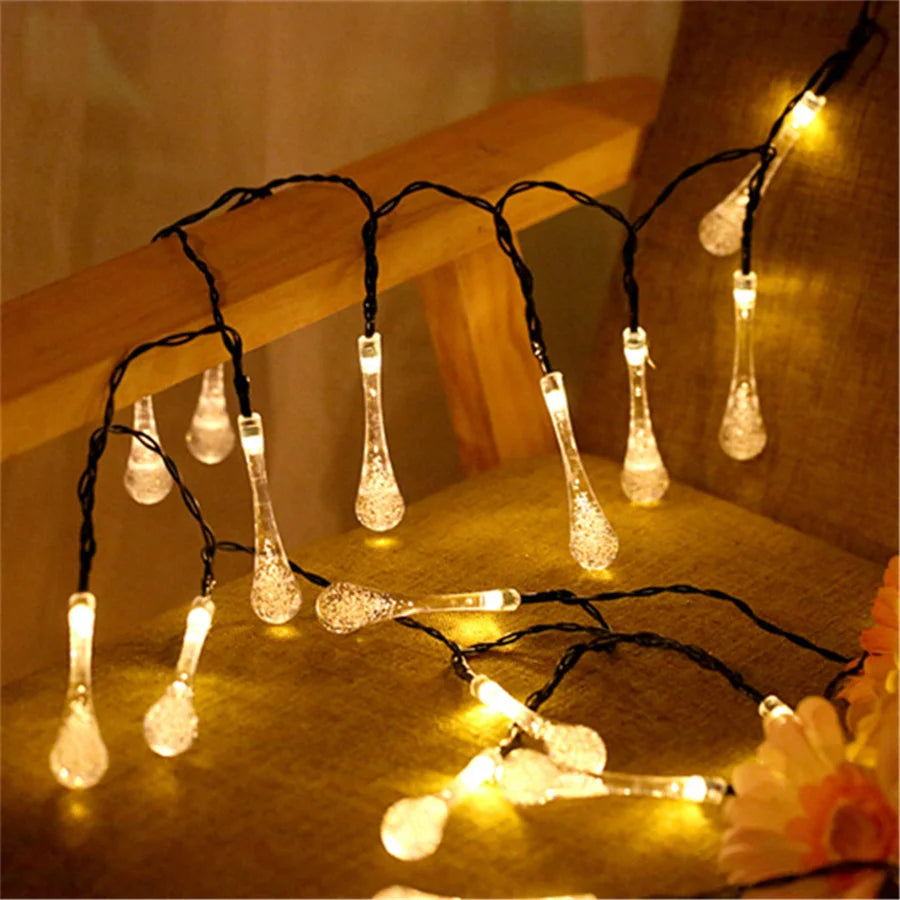 Guirlande lumineuse extérieur en forme de goutte allumé sur chaise 