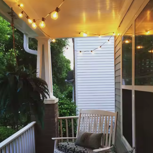 Guirlande lumineuse extérieur allumé sur terrasse 