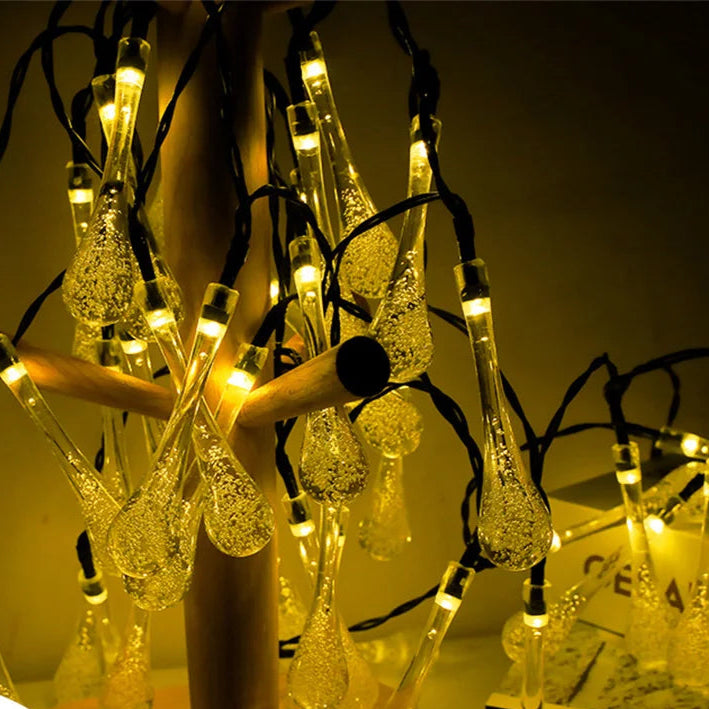 Guirlande lumineuse extérieur en forme de goutte dans une chambre 