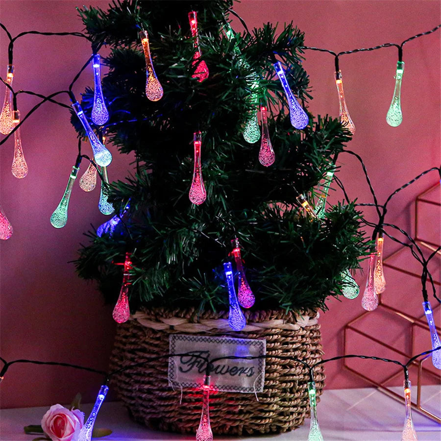 Guirlande lumineuse extérieur en forme de goutte multicolore et sapin 