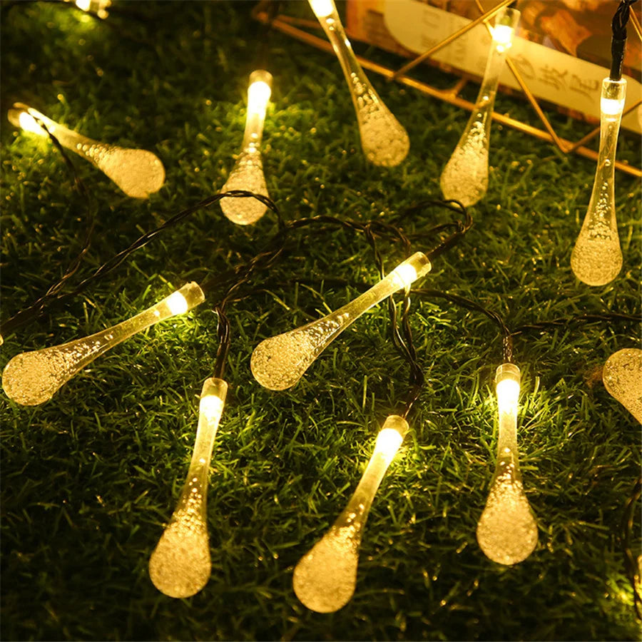 Guirlande lumineuse extérieur en forme de goutte sur gazon 