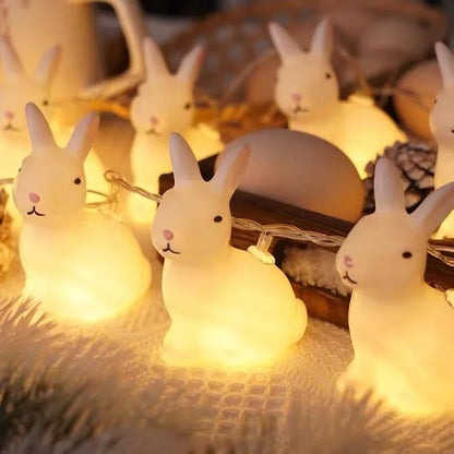 Guirlande lumineuse extérieur en forme de lapin autour des œufs de pâques