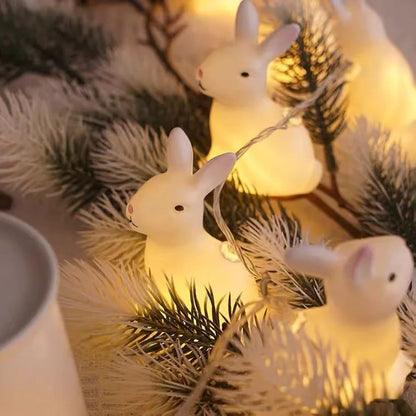Guirlande lumineuse extérieur lapin lumière chaude devant sapin  