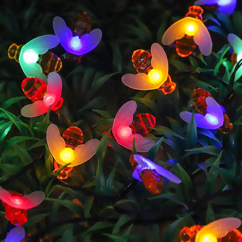 guirlande lumineuse extérieur solaire multicolore dans un jardin 