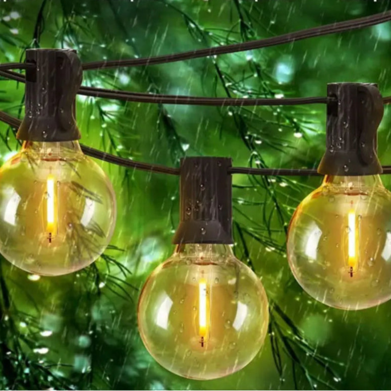 Guirlande lumineuse extérieur sous la pluie et allumé 