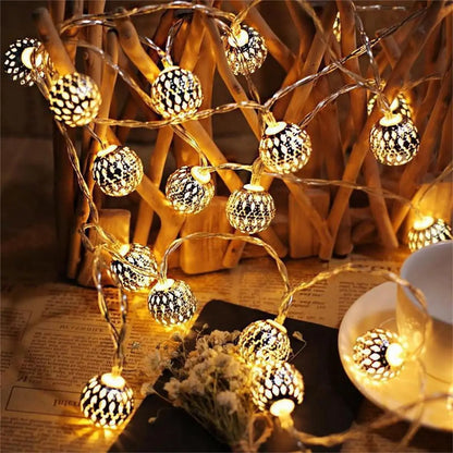 Guirlande lumineuse marocaine dans un panier 