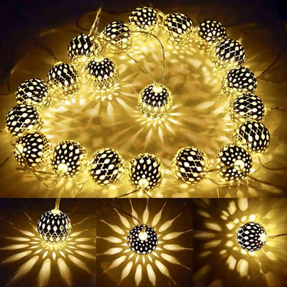 Guirlande lumineuse marocaine sur une table 
