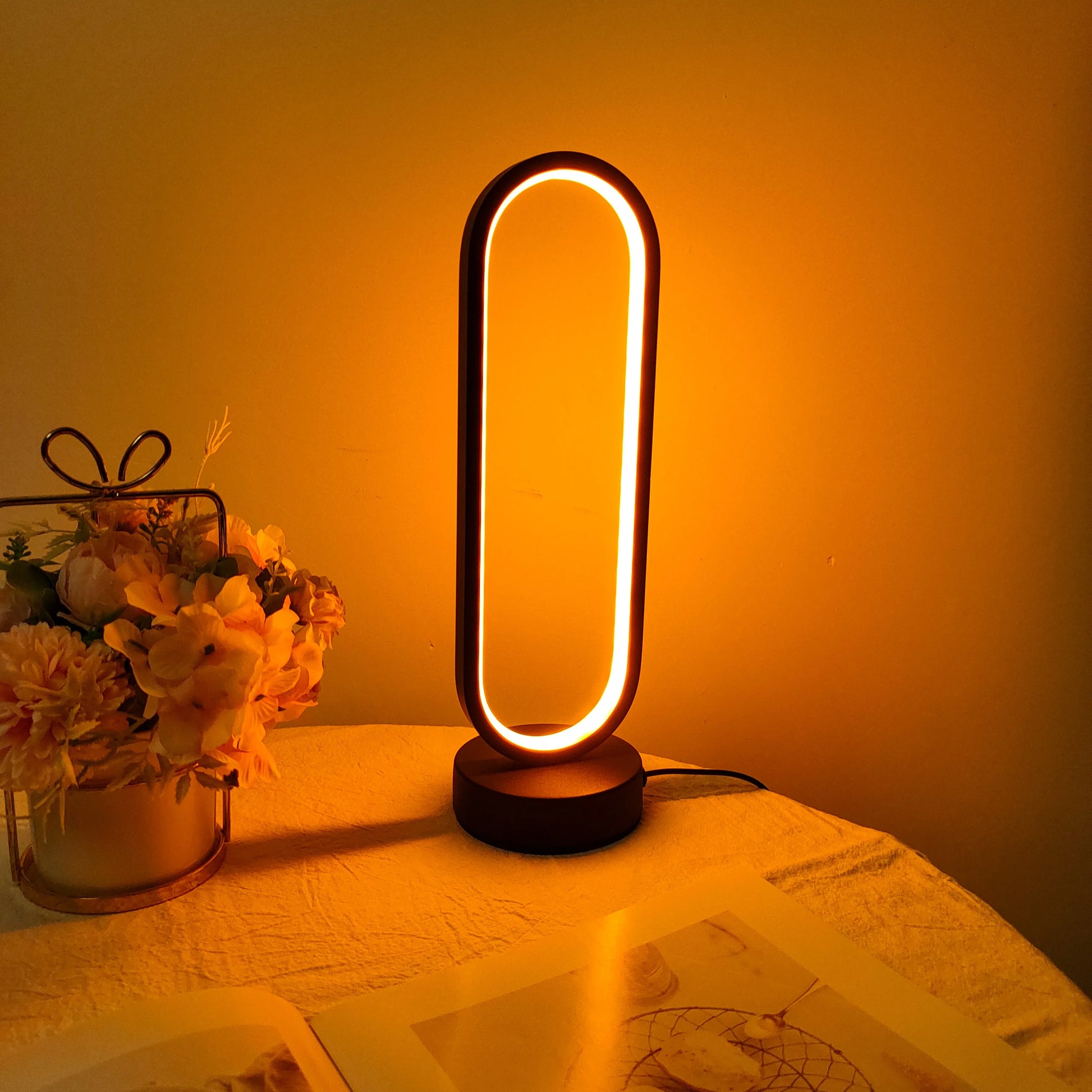 Lampe led de table ovale lumière chaude et bouquet de fleur 