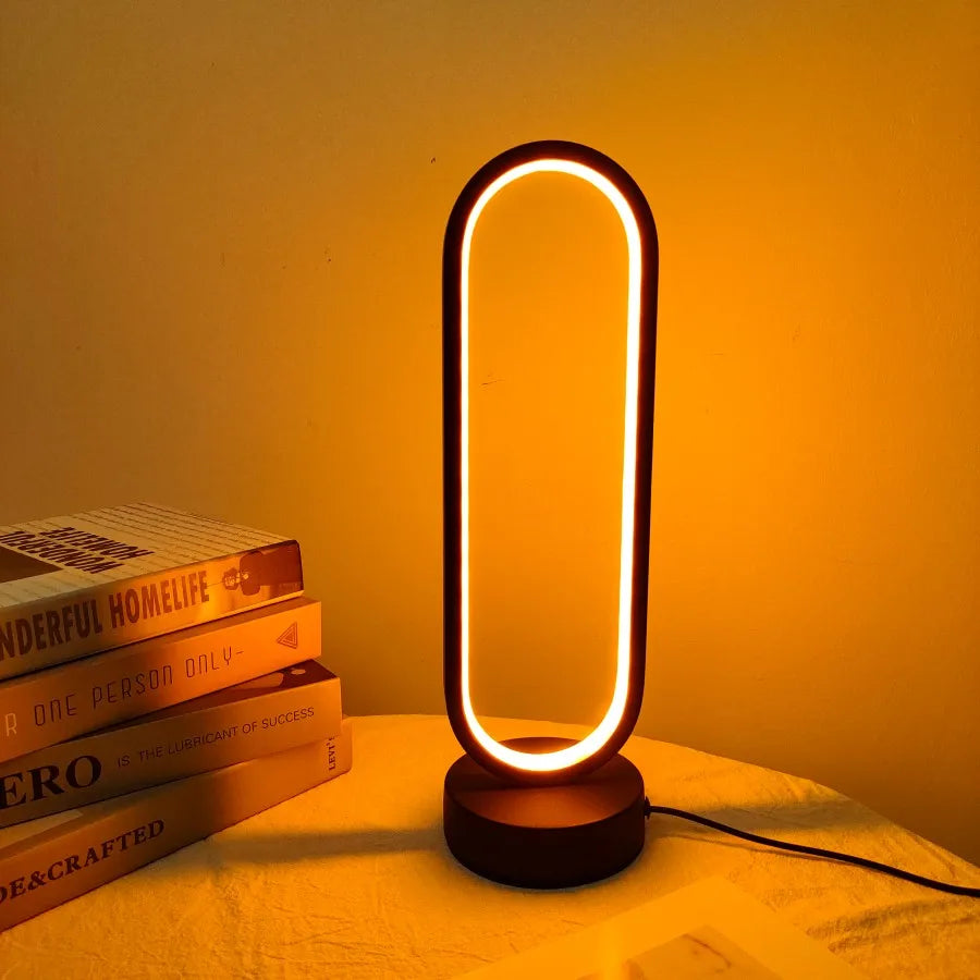Lampe led de table ovale des livres allumée 