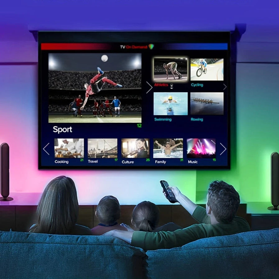 Lampe led multicolore gaming et une famille en face de la télévision  