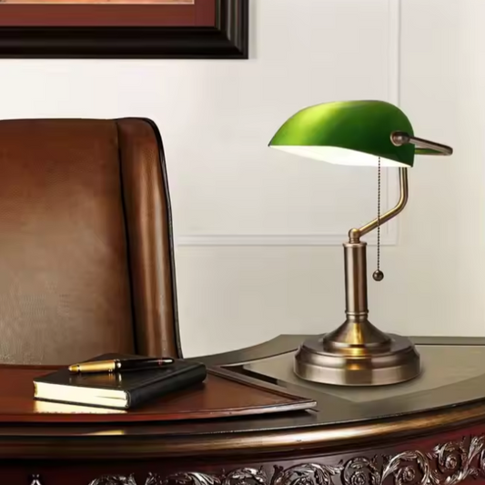 Lampe à poser vintage abat-jour en verre vert un livre et stylo