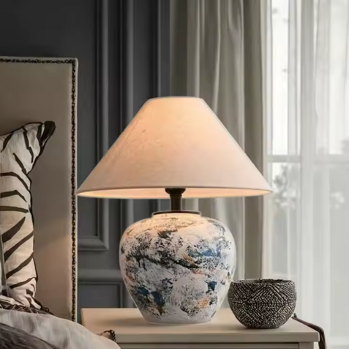 Lampe à poser céramique sur une table de chevet 
